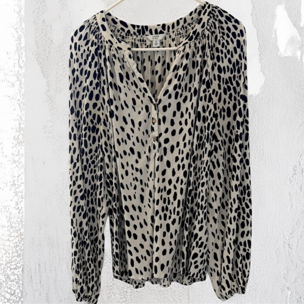 Crown & Ivy Black and White Button Up Long Sleeved Spotted V-Neck Blouse Size M